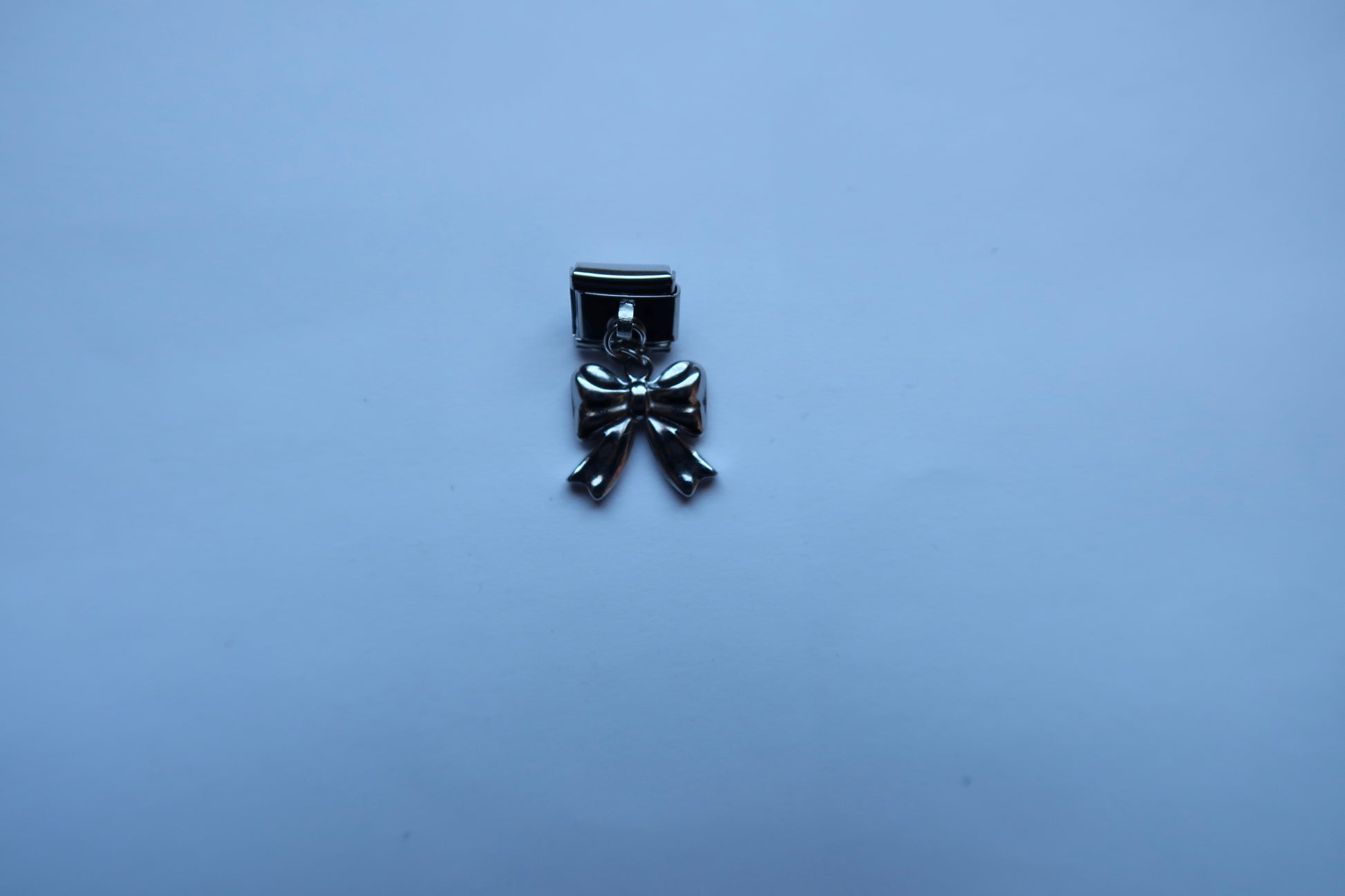 Charm Moño Plateado